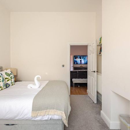 Stylish Flat In Central Location With Free Parking 스윈던 외부 사진