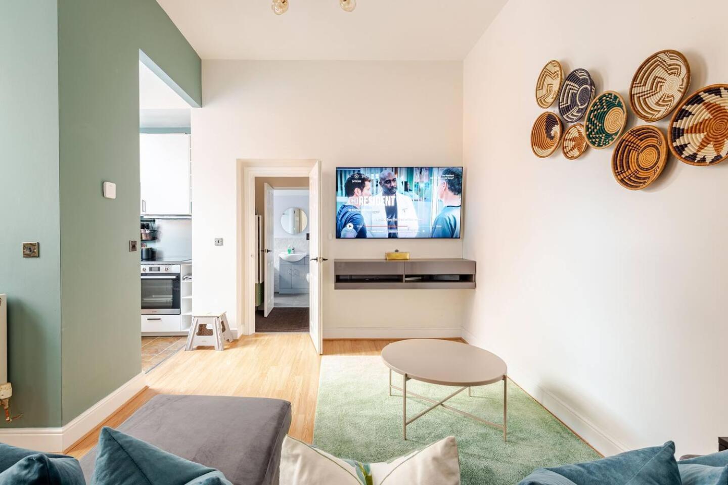 Stylish Flat In Central Location With Free Parking 스윈던 외부 사진