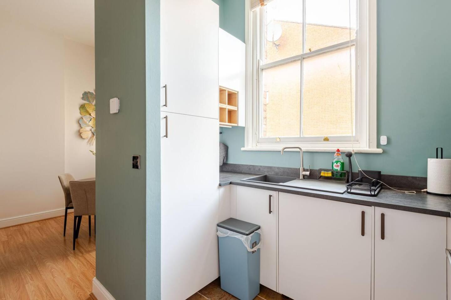 Stylish Flat In Central Location With Free Parking 스윈던 외부 사진