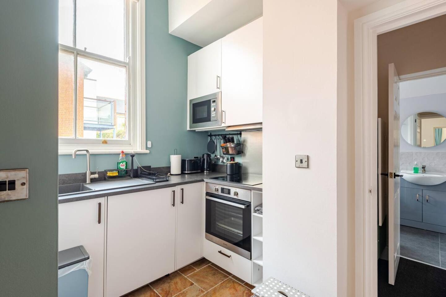Stylish Flat In Central Location With Free Parking 스윈던 외부 사진