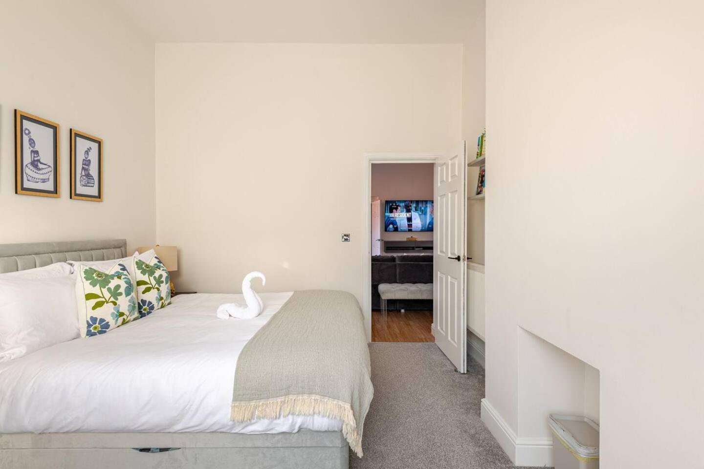 Stylish Flat In Central Location With Free Parking 스윈던 외부 사진