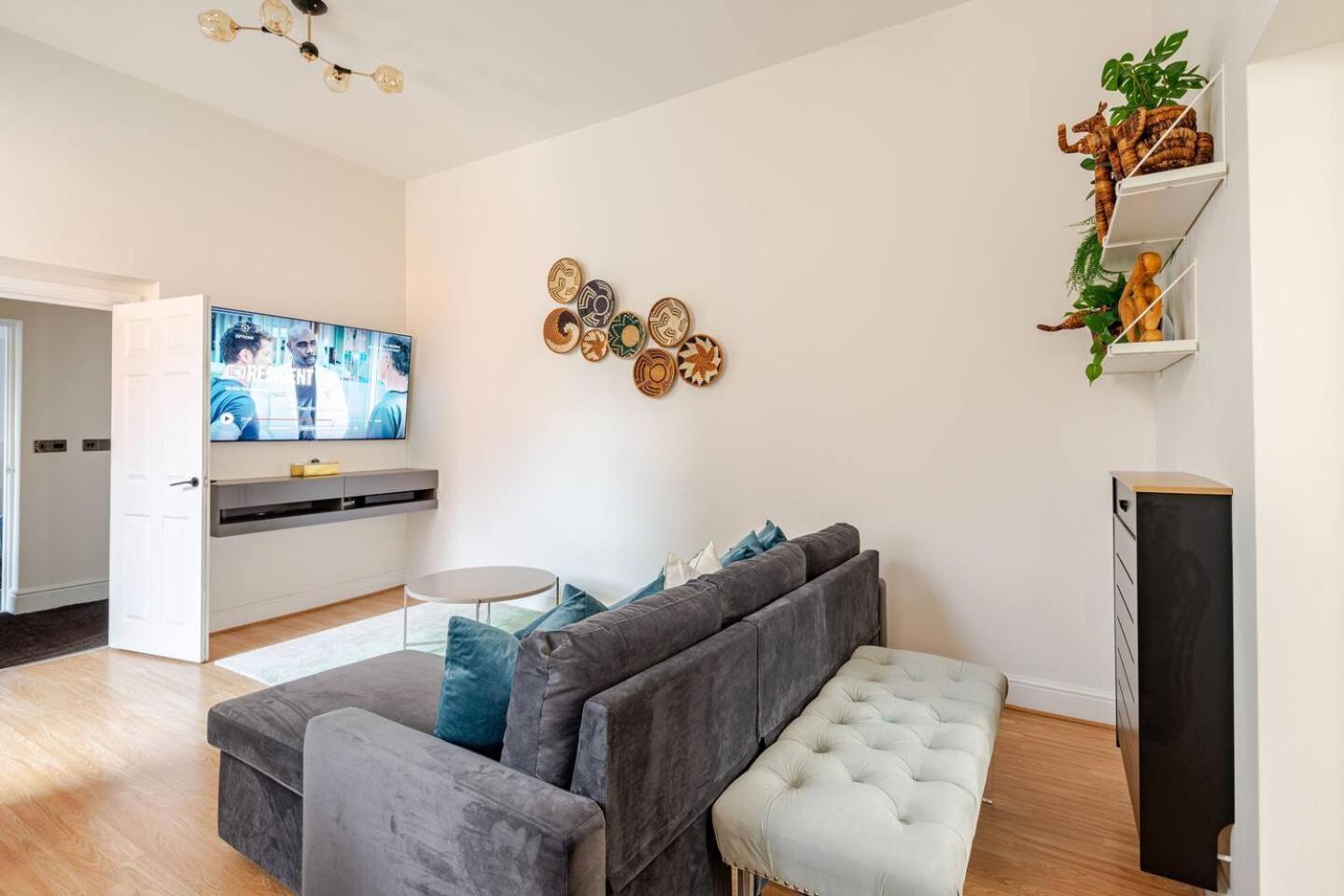 Stylish Flat In Central Location With Free Parking 스윈던 외부 사진