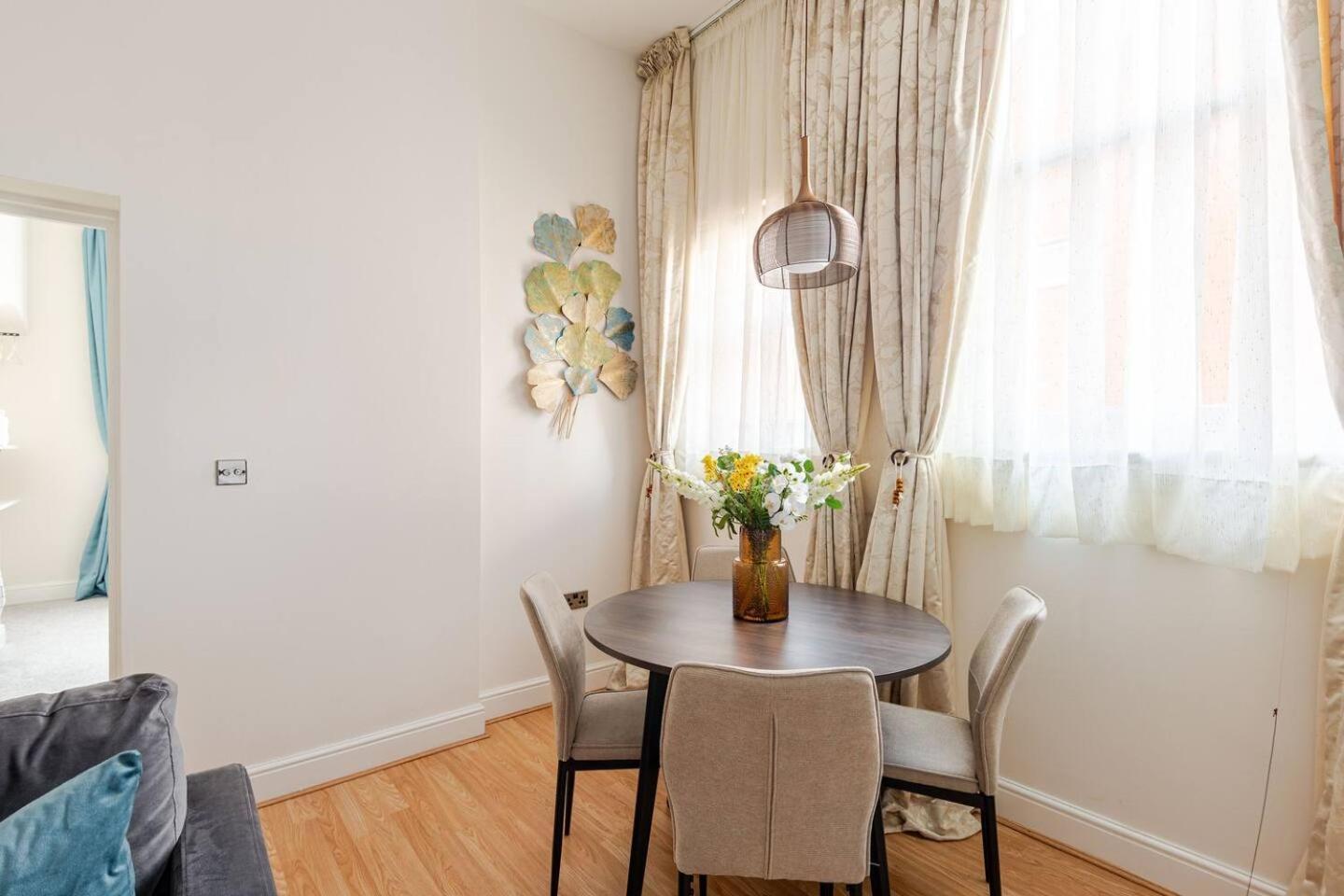 Stylish Flat In Central Location With Free Parking 스윈던 외부 사진