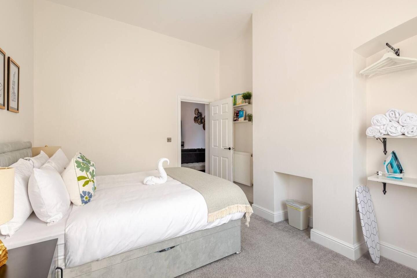 Stylish Flat In Central Location With Free Parking 스윈던 외부 사진