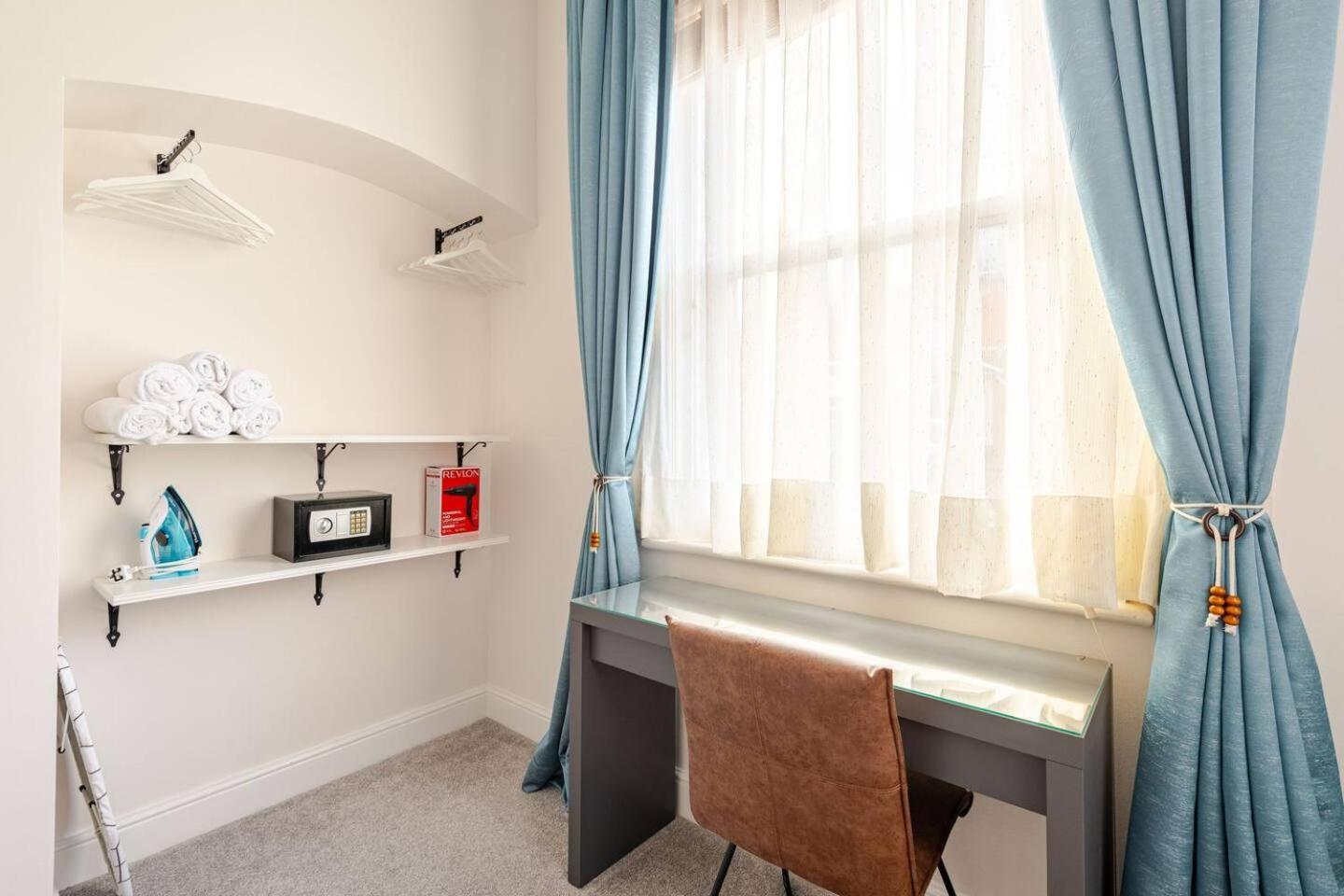 Stylish Flat In Central Location With Free Parking 스윈던 외부 사진