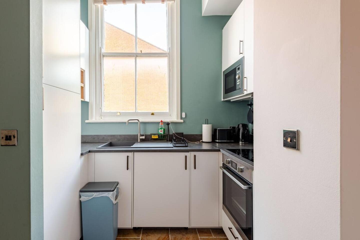 Stylish Flat In Central Location With Free Parking 스윈던 외부 사진